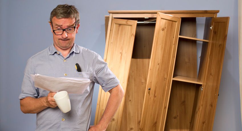 cercare di montare un mobile