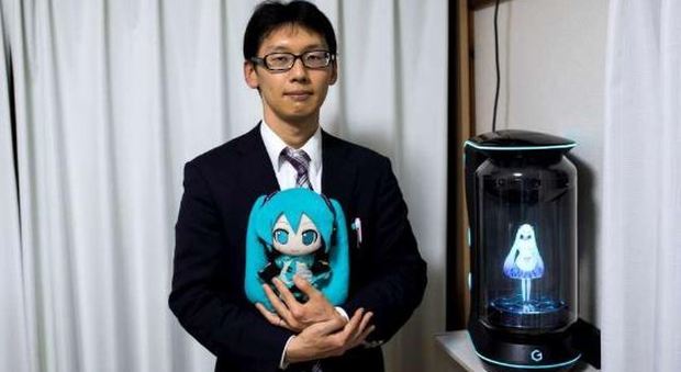 Akihiko Kondo e signora (Hatsune Miku)