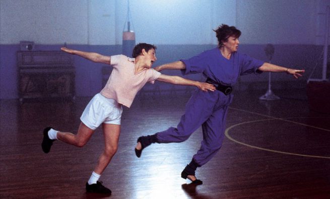 Una scena tratta da Billy Elliot, in cui lui e l'insegnante Mrs. Wilkinson ballano