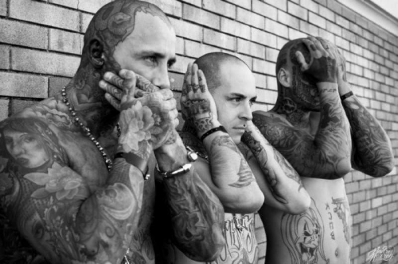 tre gangster tatuati che imitano le tre scimmie sagge