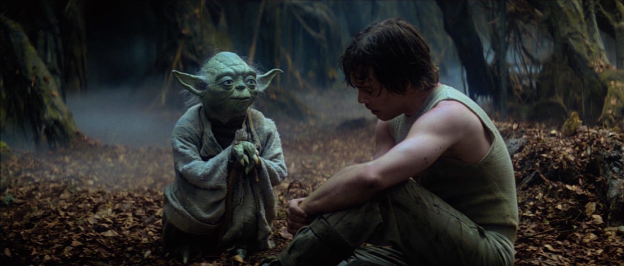 Yoda che spiega a Luke Skywalker cosa sia la forza sul pianeta Dagobah